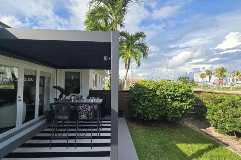 Villa ou maison à louer à Hollywood, Floride: 3 chambres, 151.62 m2 № 1996846 - photo 13