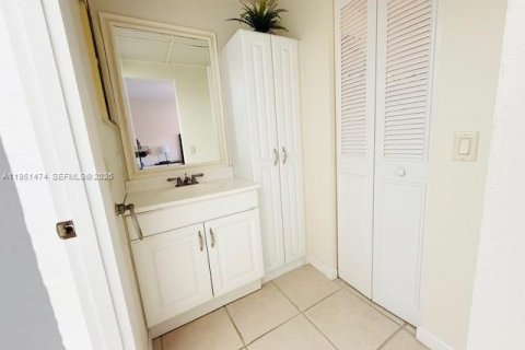 Condominio en venta en Lauderdale Lakes, Florida, 1 dormitorio, 61.5 m2 № 2153145 - foto 28