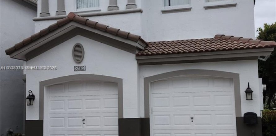 Casa en Doral, Florida 3 dormitorios, 187.11 m2 № 2055136