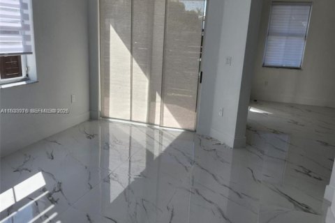 Casa en venta en Doral, Florida, 3 dormitorios, 187.11 m2 № 2055136 - foto 3