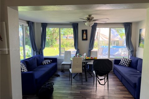 House in Fort Lauderdale, Florida 3 bedrooms, 119.57 sq.m. № 2383288 - photo 3
