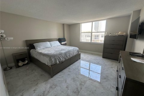 Condo in Hallandale Beach, Florida, 1 bedroom  № 2054381 - photo 18