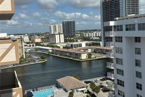 Condo in Hallandale Beach, Florida, 1 bedroom  № 2054381 - photo 14