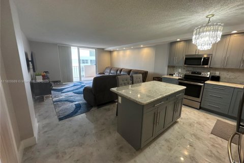 Condo in Hallandale Beach, Florida, 1 bedroom  № 2054381 - photo 9