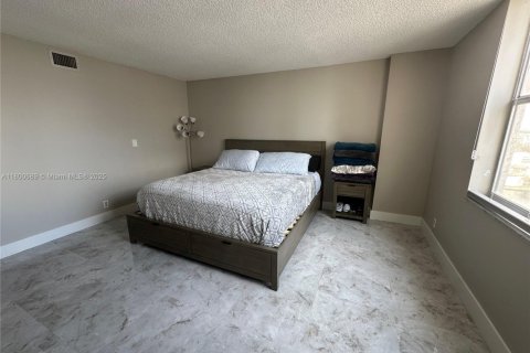 Condo in Hallandale Beach, Florida, 1 bedroom  № 2054381 - photo 19