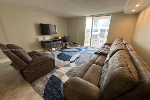 Condo in Hallandale Beach, Florida, 1 bedroom  № 2054381 - photo 12