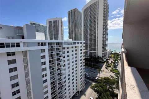Condo in Hallandale Beach, Florida, 1 bedroom  № 2054381 - photo 17