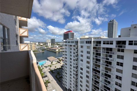 Condo in Hallandale Beach, Florida, 1 bedroom  № 2054381 - photo 16