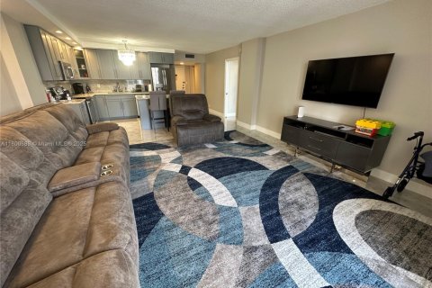 Condo in Hallandale Beach, Florida, 1 bedroom  № 2054381 - photo 13