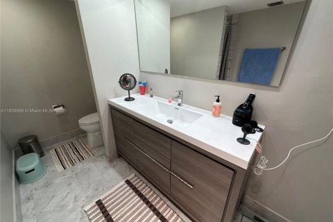 Condo in Hallandale Beach, Florida, 1 bedroom  № 2054381 - photo 24