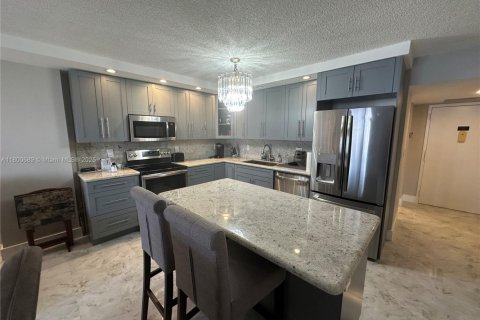 Condo in Hallandale Beach, Florida, 1 bedroom  № 2054381 - photo 4