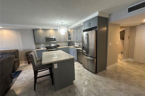 Condo in Hallandale Beach, Florida, 1 bedroom  № 2054381 - photo 3