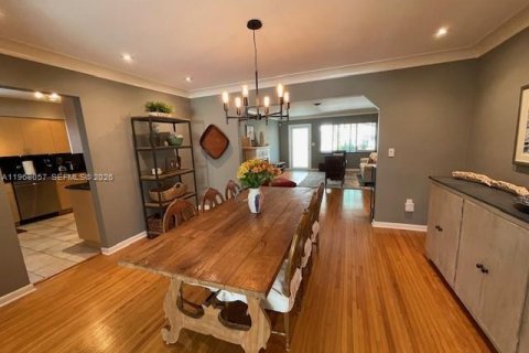 House in Miami, Florida 2 bedrooms, 147.16 sq.m. № 2029228 - photo 5