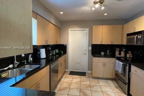 House in Miami, Florida 2 bedrooms, 147.16 sq.m. № 2029228 - photo 8