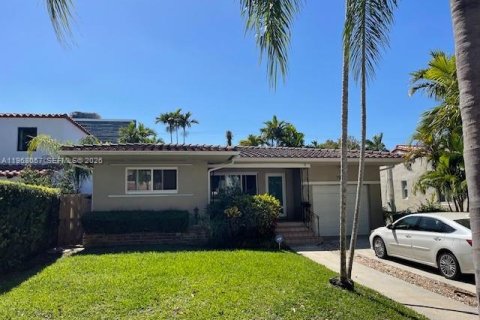 House in Miami, Florida 2 bedrooms, 147.16 sq.m. № 2029228