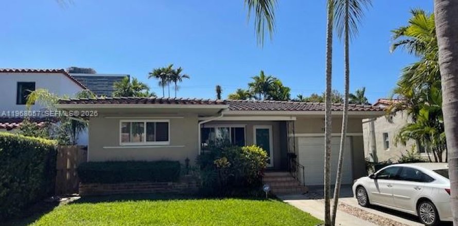 House in Miami, Florida 2 bedrooms, 147.16 sq.m. № 2029228