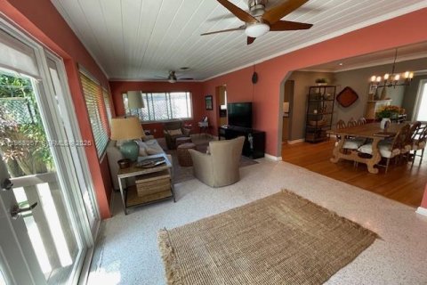 House in Miami, Florida 2 bedrooms, 147.16 sq.m. № 2029228 - photo 9