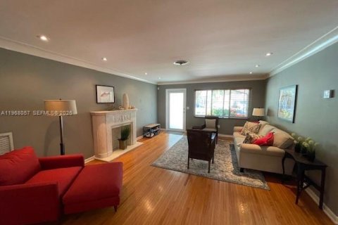 House in Miami, Florida 2 bedrooms, 147.16 sq.m. № 2029228 - photo 4