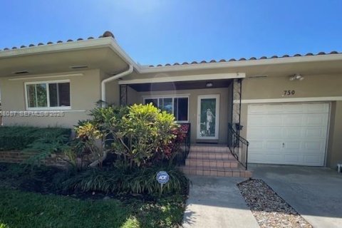 House in Miami, Florida 2 bedrooms, 147.16 sq.m. № 2029228 - photo 2