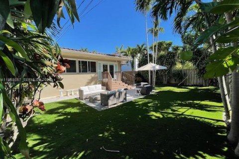 House in Miami, Florida 2 bedrooms, 147.16 sq.m. № 2029228 - photo 16