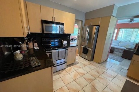 House in Miami, Florida 2 bedrooms, 147.16 sq.m. № 2029228 - photo 7