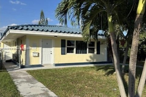 Снять в аренду виллу или дом в Норт-Майами-Бич, Флорида 1 спальня, № 1952109 - фото 1