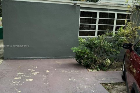 Купить виллу или дом в Майами-Гарденс, Флорида 3 спальни, 111.48м2, № 1988222 - фото 2