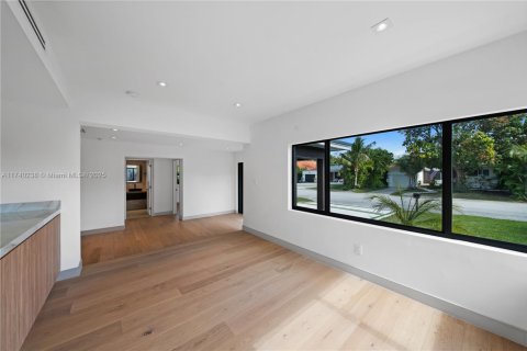 House in Surfside, Florida 3 bedrooms, 187.11 sq.m. № 1488249 - photo 6
