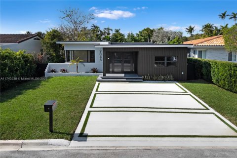 House in Surfside, Florida 3 bedrooms, 187.11 sq.m. № 1488249 - photo 1