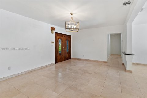 Villa ou maison à louer à North Miami, Floride: 4 chambres, 237.92 m2 № 1937252 - photo 8