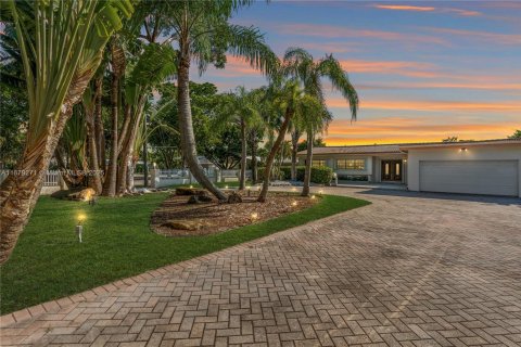 Villa ou maison à louer à North Miami, Floride: 4 chambres, 237.92 m2 № 1937252 - photo 1