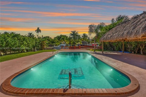 Villa ou maison à louer à North Miami, Floride: 4 chambres, 237.92 m2 № 1937252 - photo 2