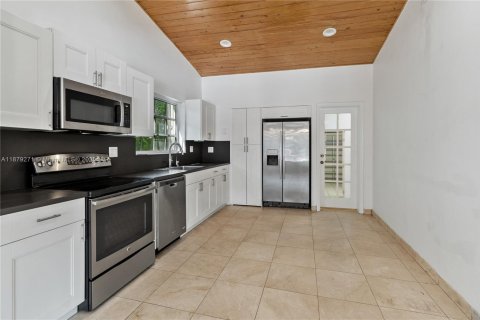 Villa ou maison à louer à North Miami, Floride: 4 chambres, 237.92 m2 № 1937252 - photo 10