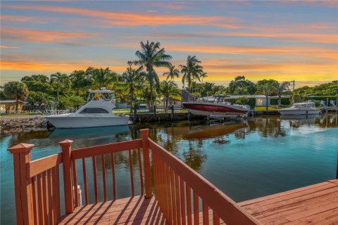 Villa ou maison à louer à North Miami, Floride: 4 chambres, 237.92 m2 № 1937252 - photo 5