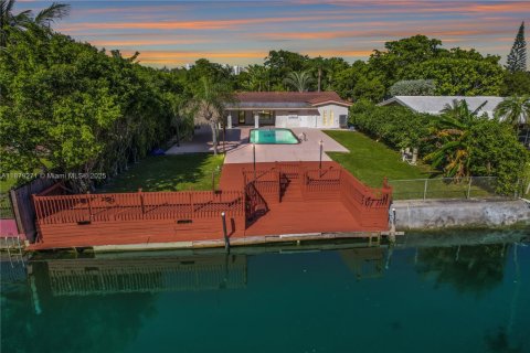 Villa ou maison à louer à North Miami, Floride: 4 chambres, 237.92 m2 № 1937252 - photo 6
