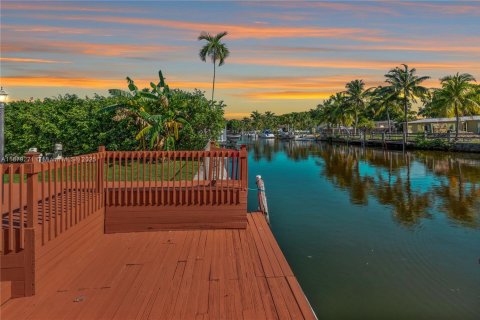 Villa ou maison à louer à North Miami, Floride: 4 chambres, 237.92 m2 № 1937252 - photo 4