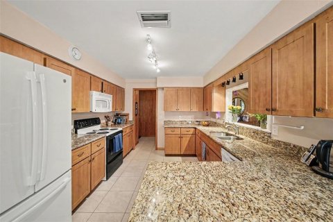 House in Oviedo, Florida 3 bedrooms, 169.83 sq.m. № 2157836 - photo 15