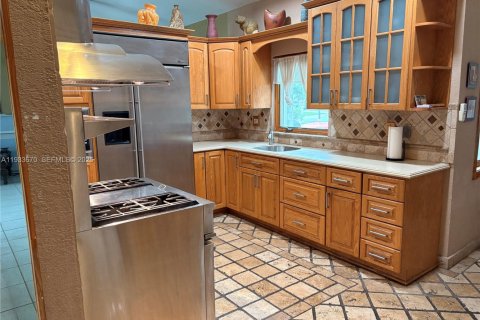 Casa en venta en Hialeah, Florida, 3 dormitorios, 147.34 m2 № 1992769 - foto 4