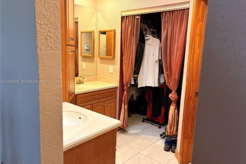 Casa en venta en Hialeah, Florida, 3 dormitorios, 147.34 m2 № 1992769 - foto 10