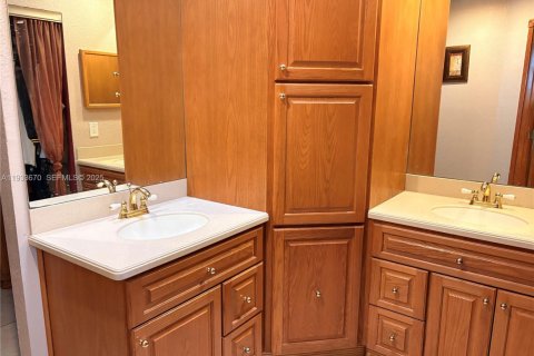 Casa en venta en Hialeah, Florida, 3 dormitorios, 147.34 m2 № 1992769 - foto 9