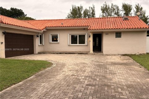 Casa en venta en Hialeah, Florida, 3 dormitorios, 147.34 m2 № 1992769 - foto 1