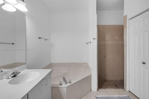 Купить таунхаус в Санрайз, Флорида 2 спальни, 126.81м2, № 2006811 - фото 17