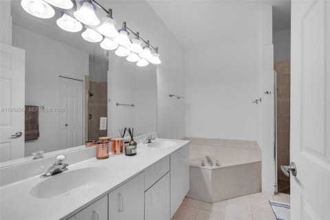 Купить таунхаус в Санрайз, Флорида 2 спальни, 126.81м2, № 2006811 - фото 16