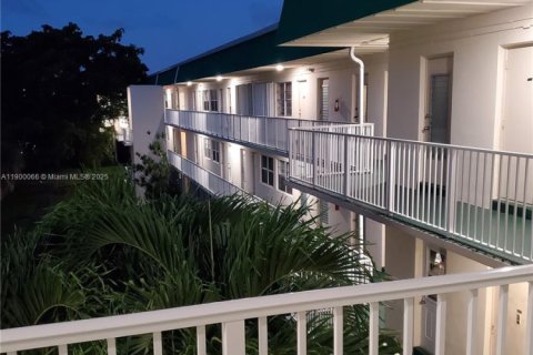 Condo in Hallandale Beach, Florida, 1 bedroom  № 1952644 - photo 10
