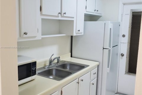 Condo in Hallandale Beach, Florida, 1 bedroom  № 1952644 - photo 3
