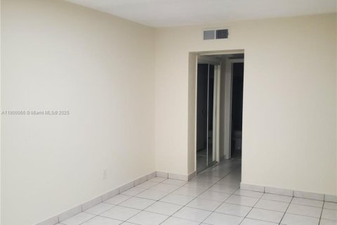 Condo in Hallandale Beach, Florida, 1 bedroom  № 1952644 - photo 1