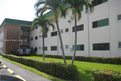 Condo in Hallandale Beach, Florida, 1 bedroom  № 1952644 - photo 15