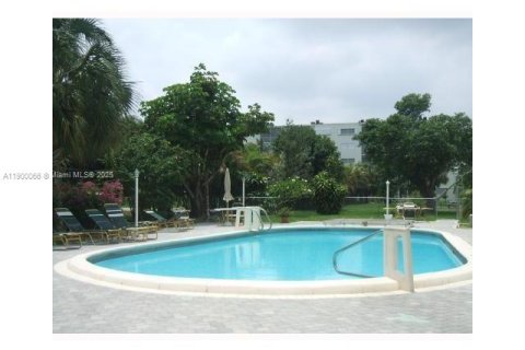 Condo in Hallandale Beach, Florida, 1 bedroom  № 1952644 - photo 17