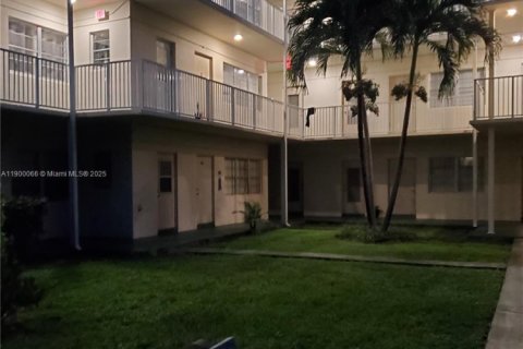 Condo in Hallandale Beach, Florida, 1 bedroom  № 1952644 - photo 11