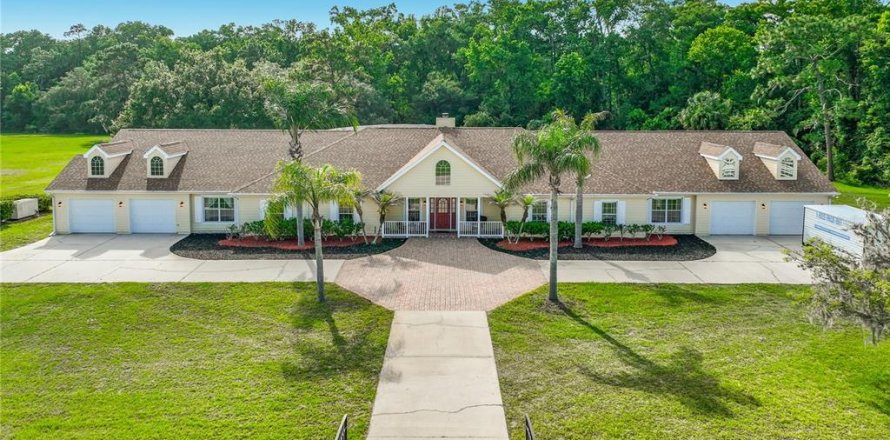 Villa ou maison à Chuluota, Floride 8 chambres, 418.71 m2 № 2231075